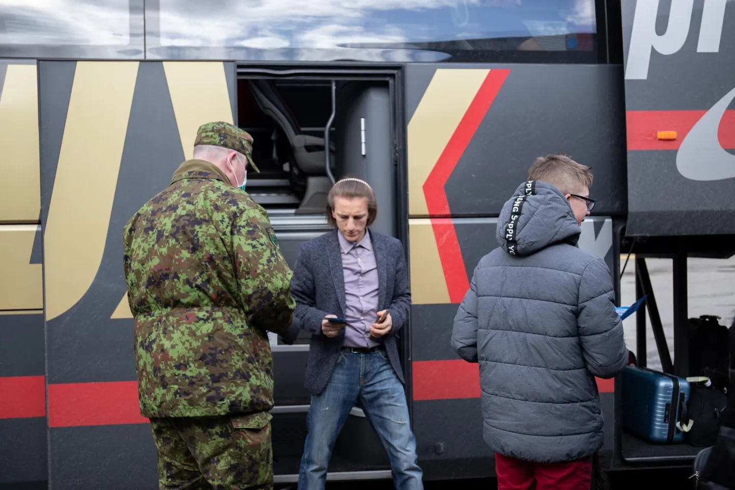 Tallinnas ja Tartus riiki sisenevatele reisijatele jagatakse kolmes keeles infovoldikuid.