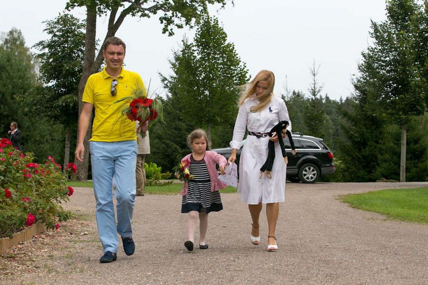 Ministrid käisid Ärmal külas.  Peaminister Taavi Rõivas koos lapse ja elukaaslase Luisa Värgiga