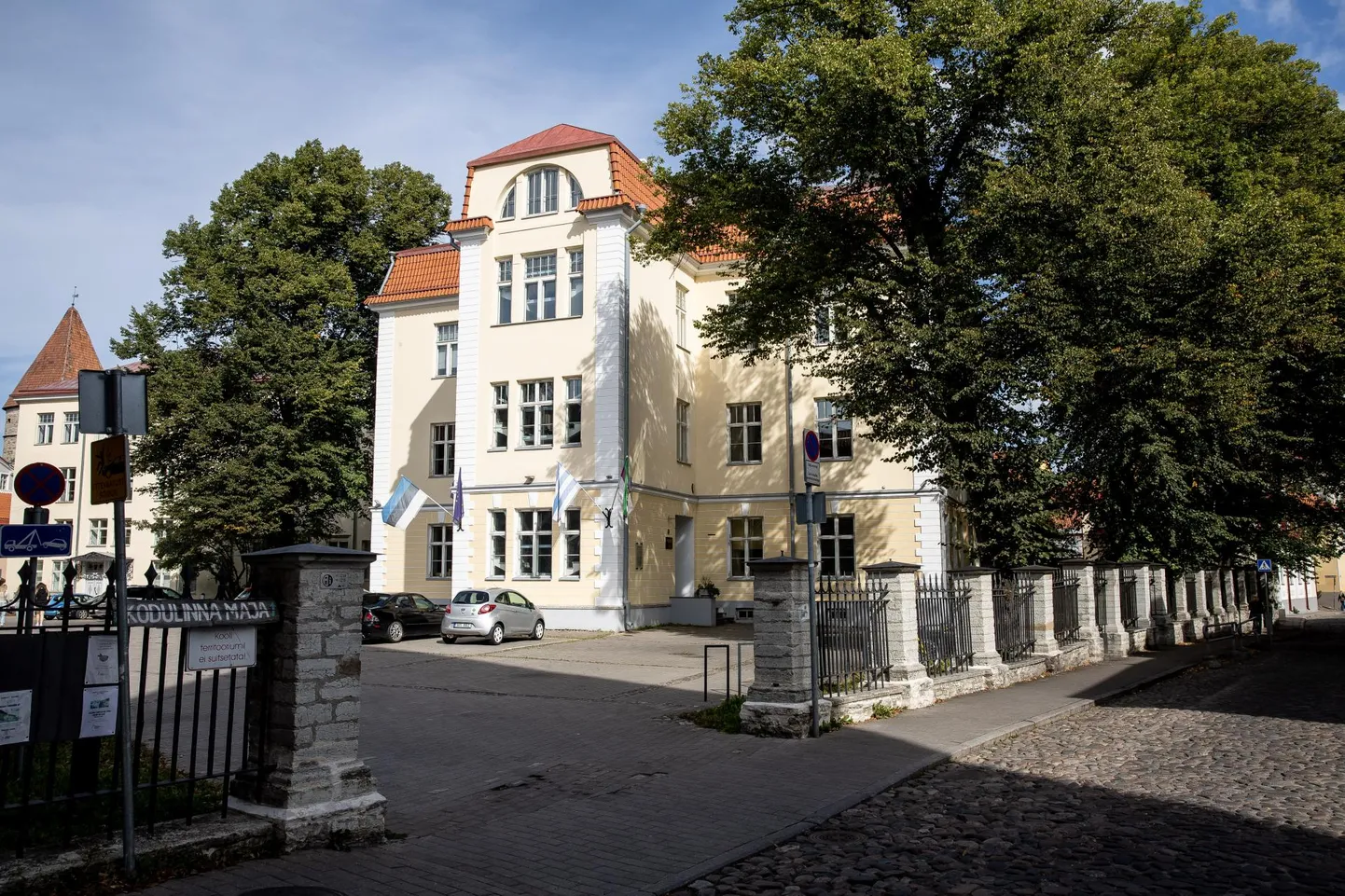 1890ndatel alanud venestamise ajal sai Gustav Adolfi gümnaasiumist Nikolai gümnaasium.