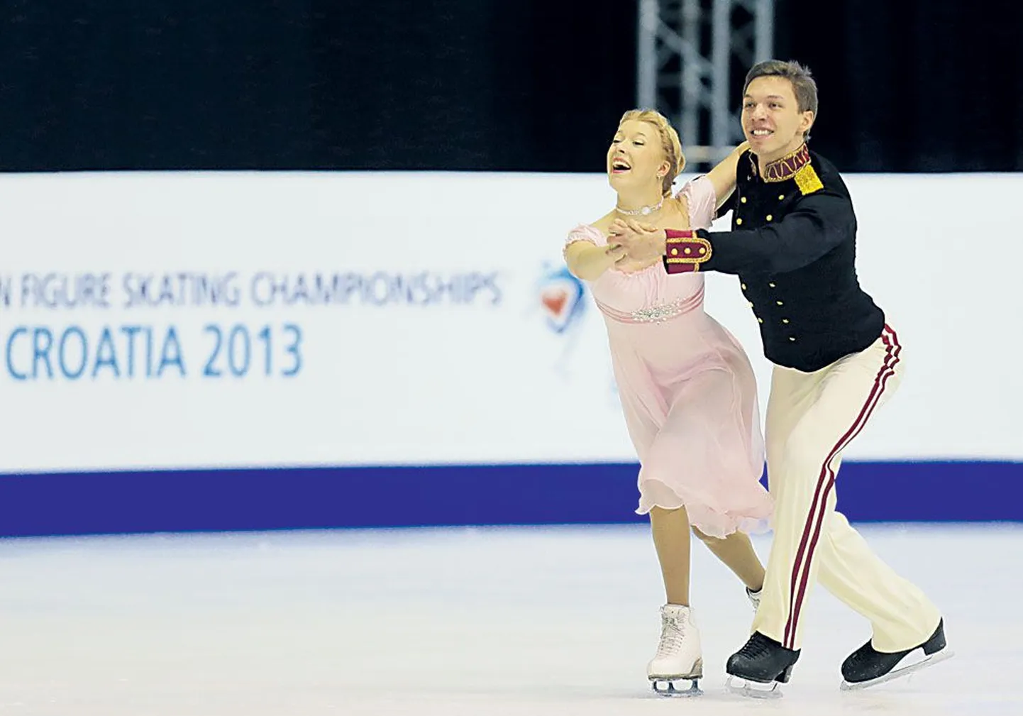 Первое место после коротких танцев занимают серебряные призеры прошлогоднего первенства Екатерина Боброва и Дмитрий Соловьев.