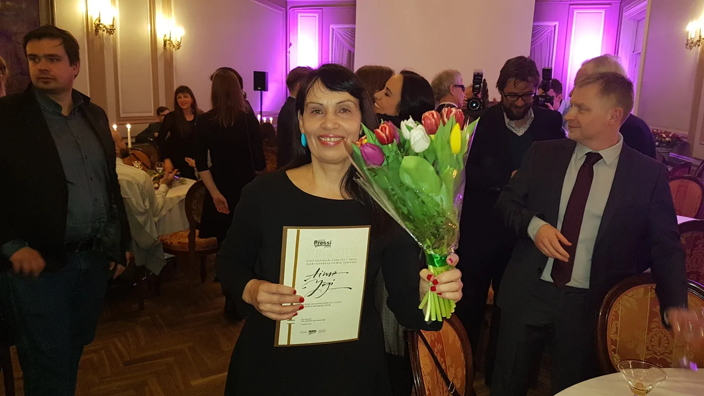 Tartu Postimehe ajakirjanik Aime Jõgi tänasel pressipeol Tallinnas, käes võidudiplom.