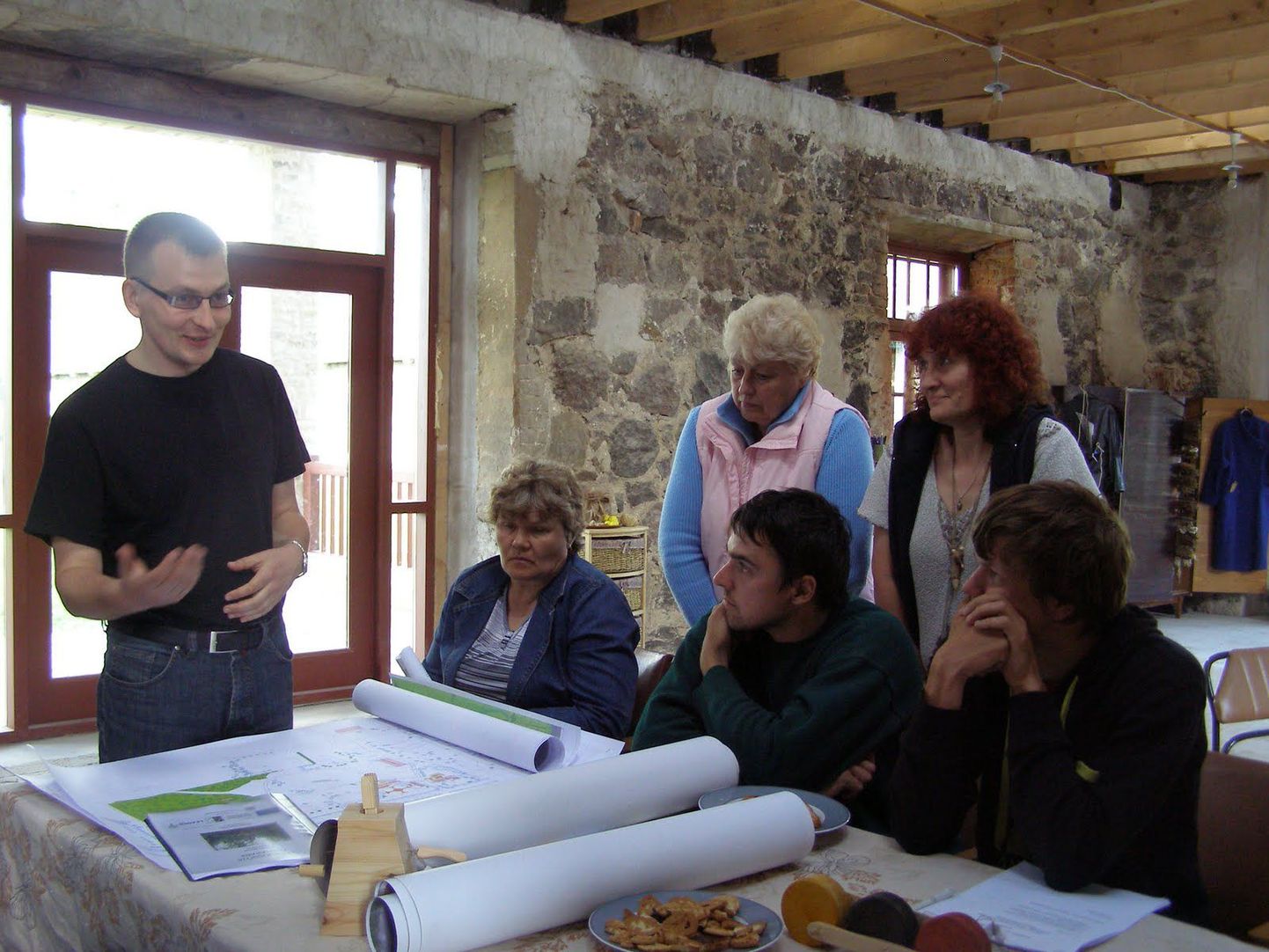 Juunikuu istungil tutvustas Andres Laukse(vasakul) Kareda vallavolikogule Müüsleri Saare seltsi ideid.