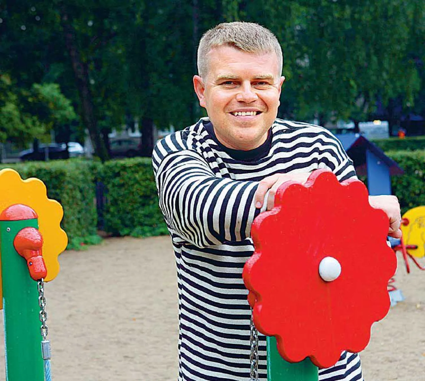 Suvel, kui pere on maal, istub kirjanik Andrus Kivirähk linnas ja kirjutab. Siiski, mitte üle kolme tunni päevas. Nii et jääb aega ka lilli nuusutada ning miks ka mitte näiteks herneid süüa.