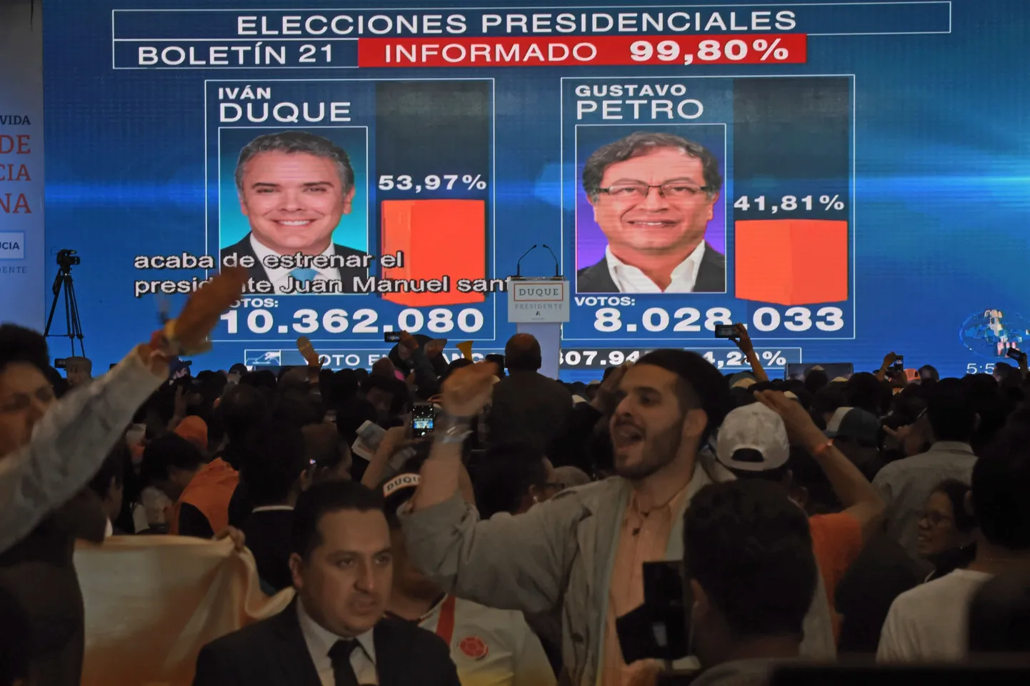 Ivan Duque toetajad rõõmustavad võidu üle.