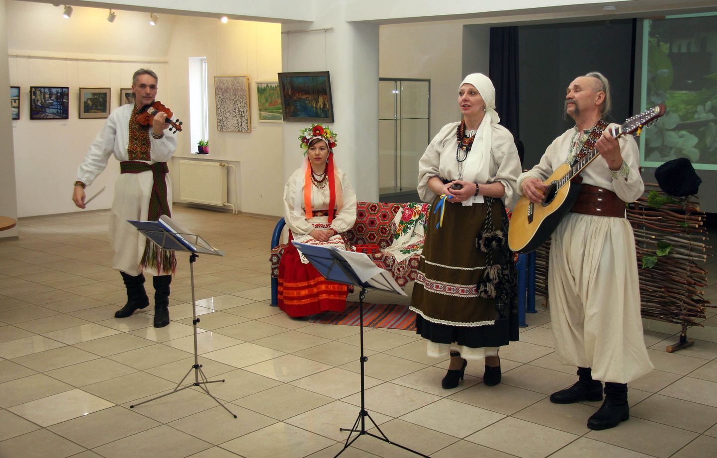 Грустные и веселые украинские песни звучали в субботу в окружении картин.