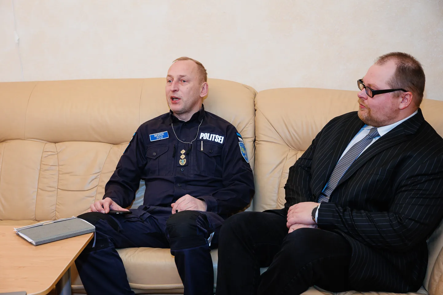 Narva politseijuht Indrek Püvi (vasakul) ning vanemprokurör Günter Koovit ütlevad, et agressioonisümbolite eksponeerimist on piirkonnas vähemaks jäänud, kuna inimestele mõjub ka selle eest saadav võimalik karistus.