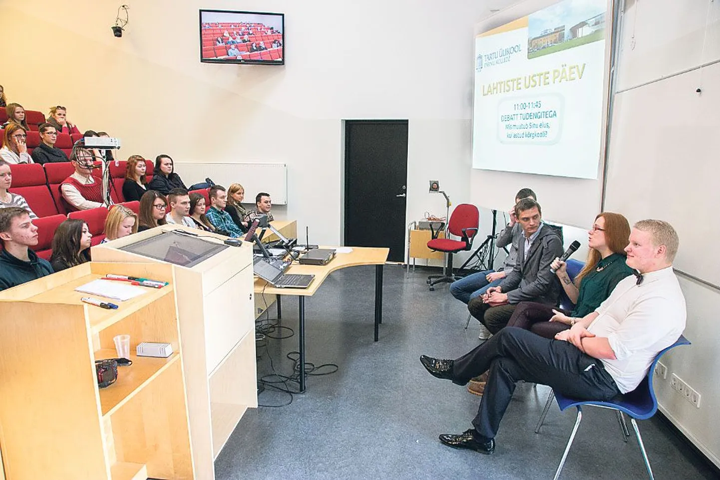 Avatud debatil rääkisid huvilistele tudengielust Pärnu kolledžis praegused õppurid.