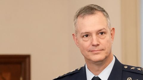 NATO komandieris: Krievija izmanto ierasto taktiku - biedē un izplata melus
