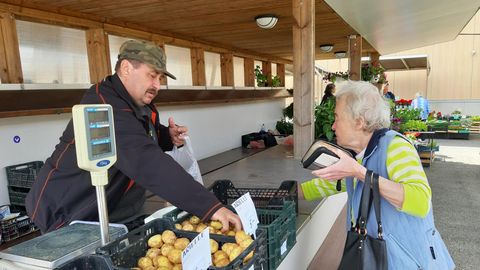 Ранний эстонский картофель по пять евро за килограмм привлекает покупателей