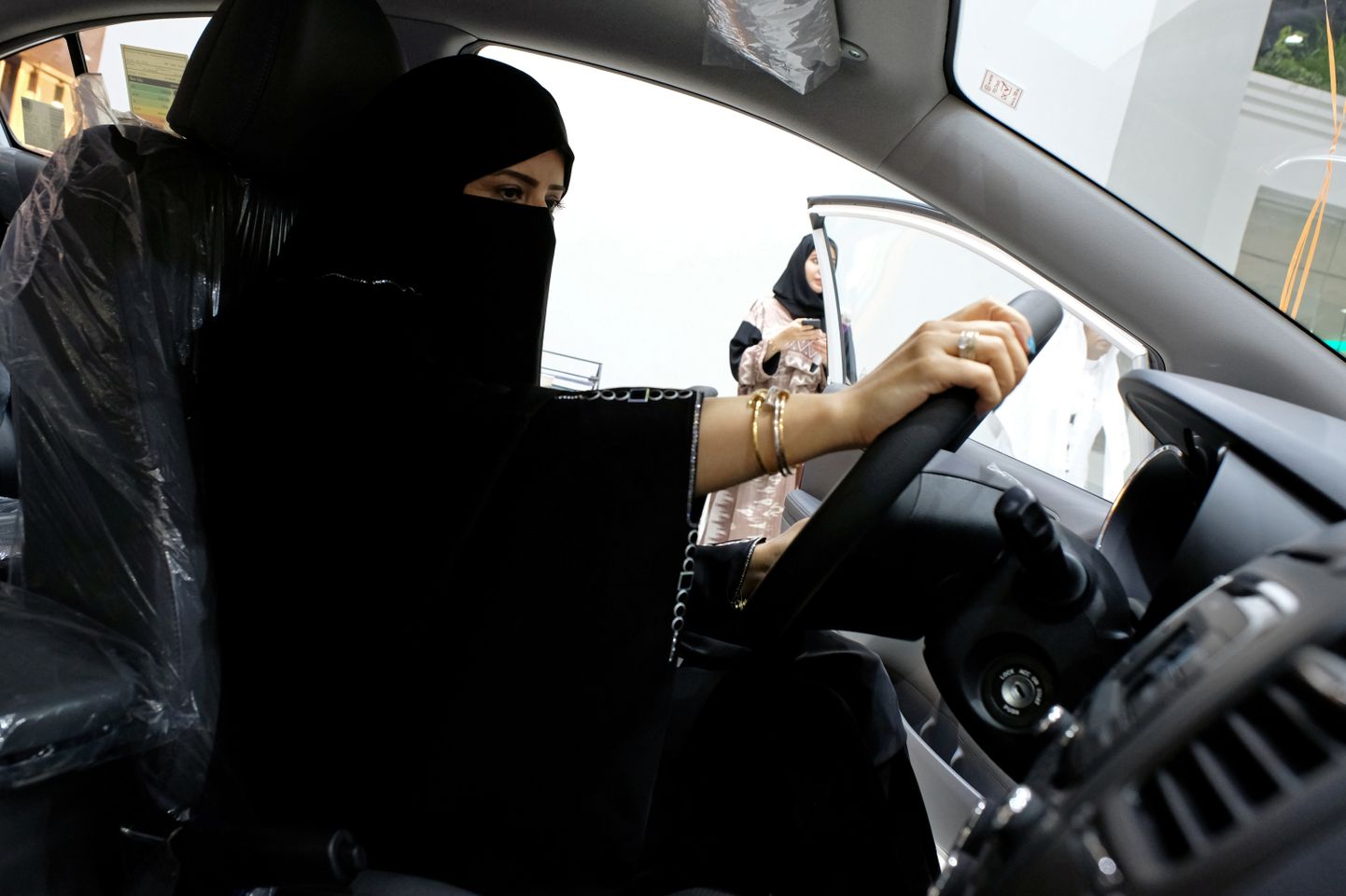 Saudi naine roolis.