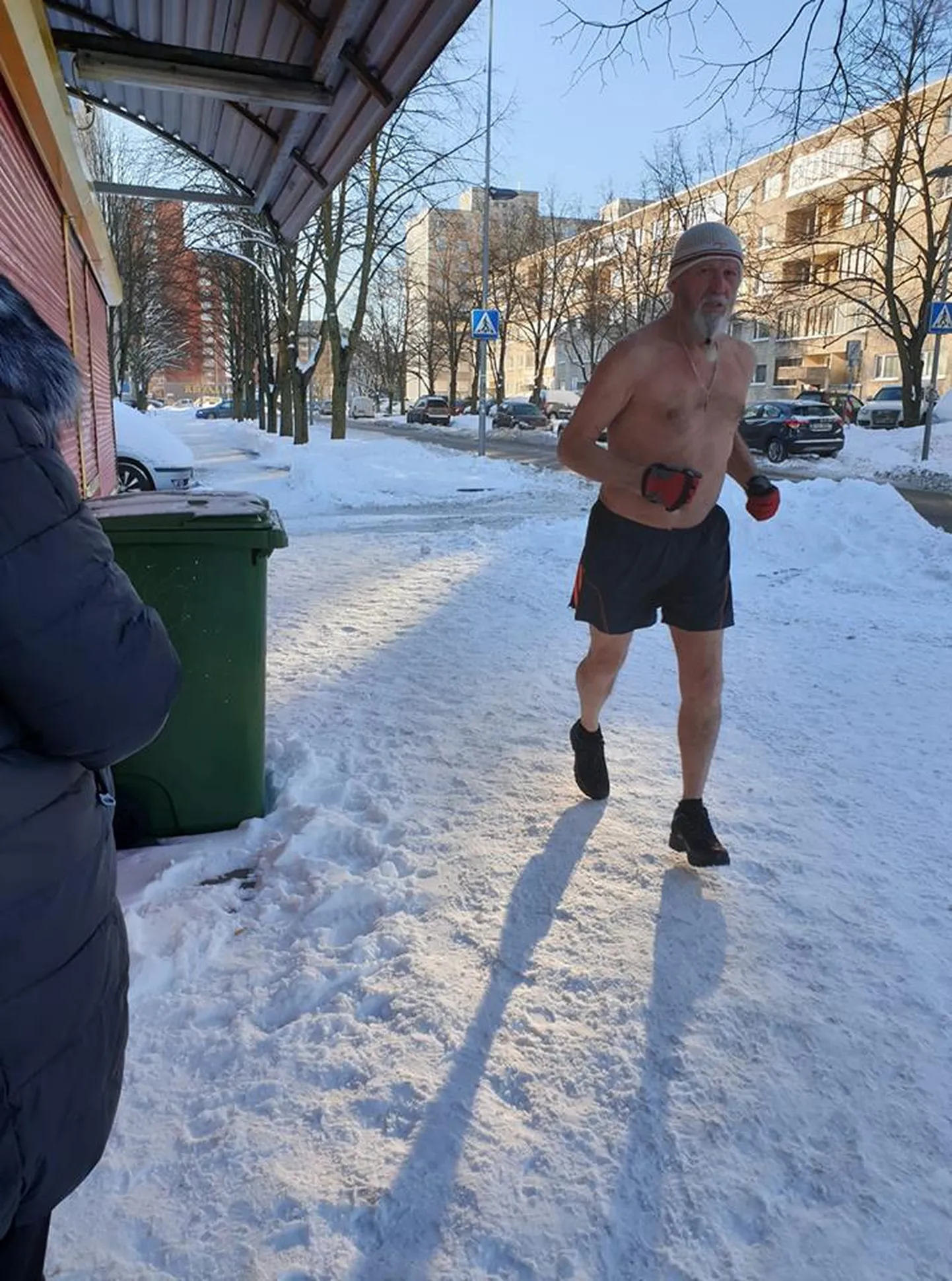 Смелый мужчина бежит в минус 14 почти голышом