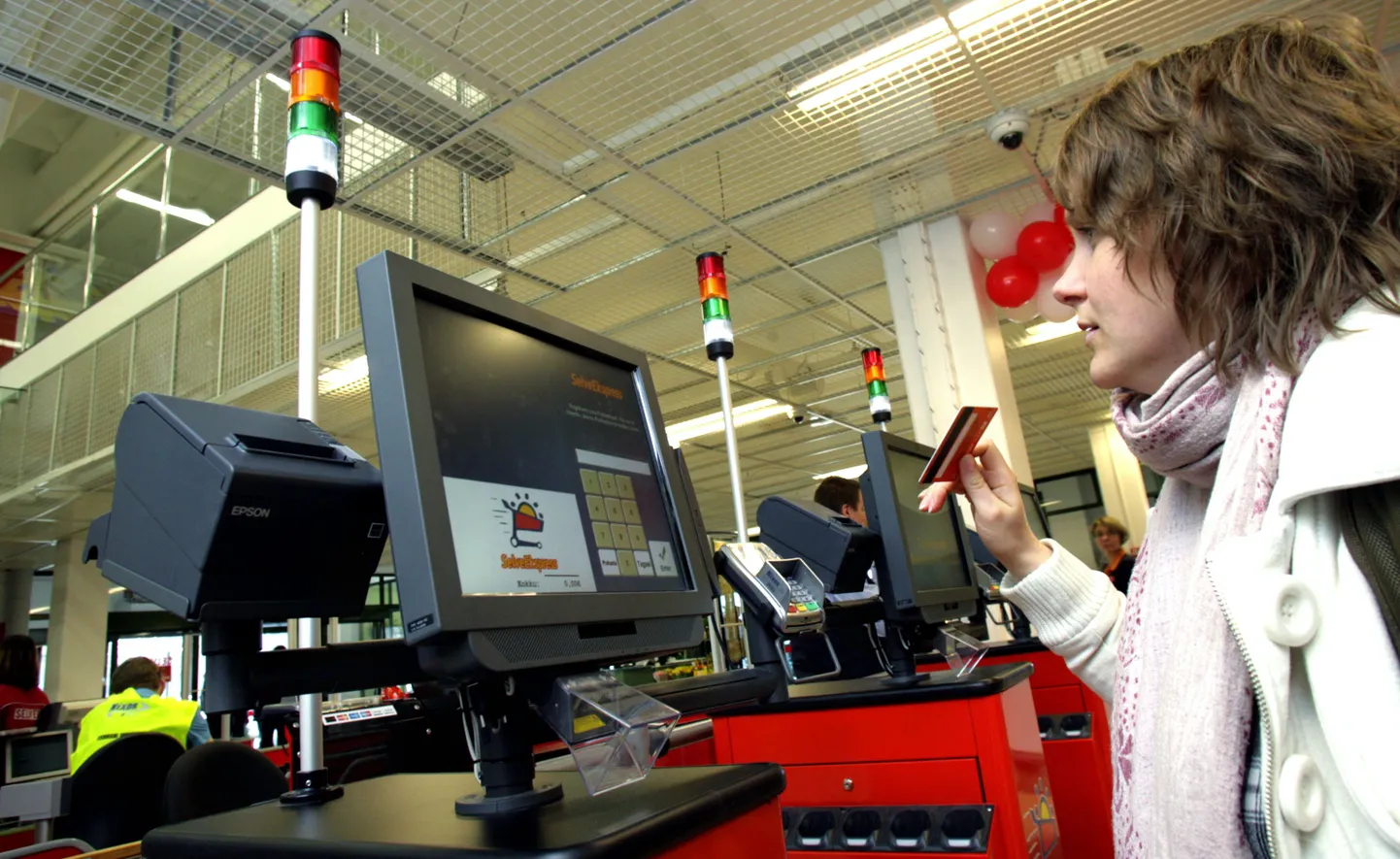 SelveEkspress on teenus, mis võimaldab kaupluses iseseisvalt lugeda arvele kaupade hinnad ja maksta.