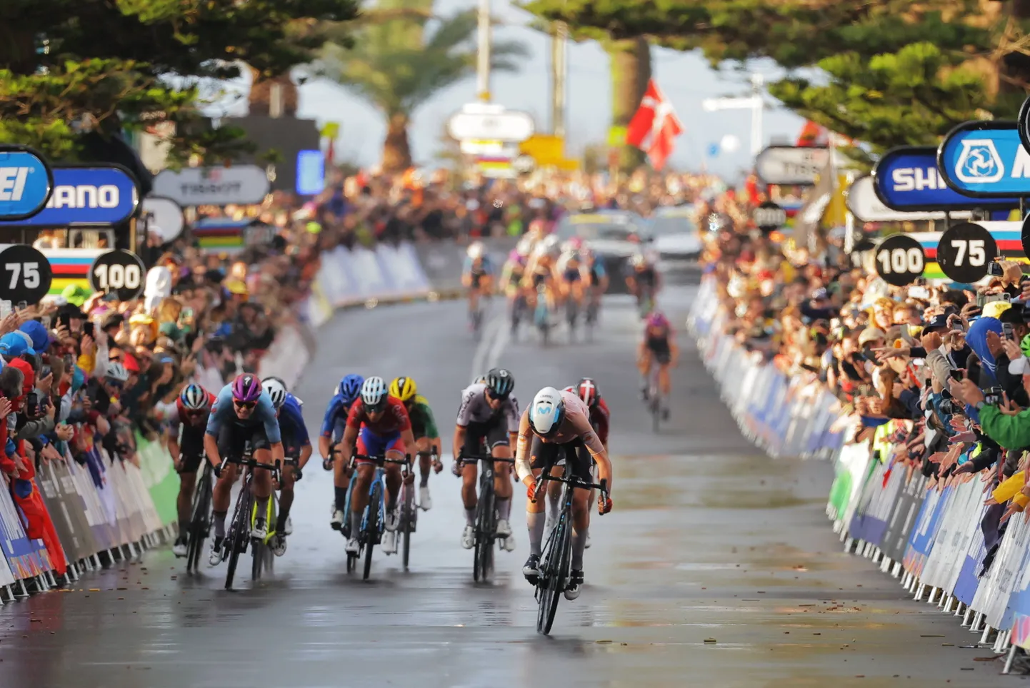 Annemiek Van Vleuten oma järjekordset tiitlit võitmas.