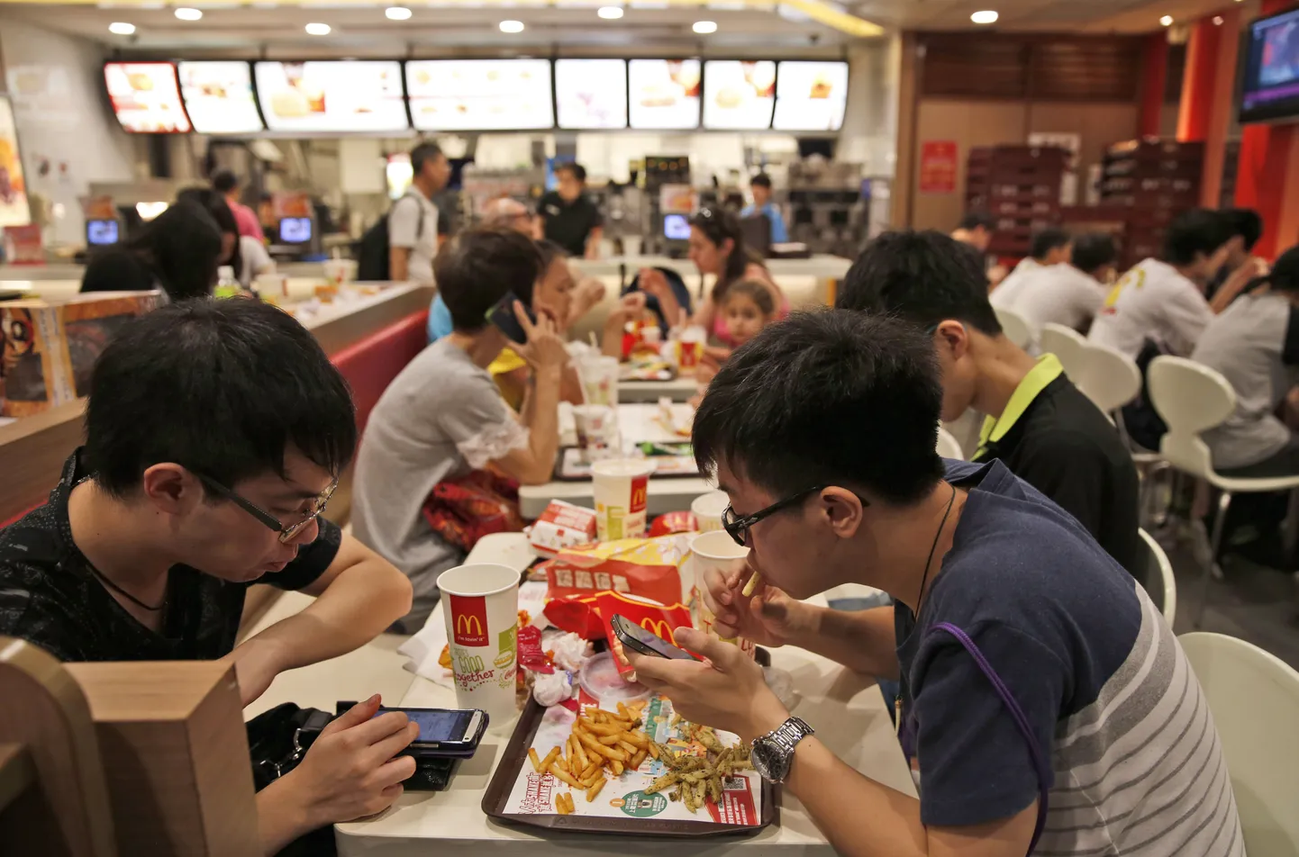 Noored Hong Kongi elanikud sealses McDonald´sis.