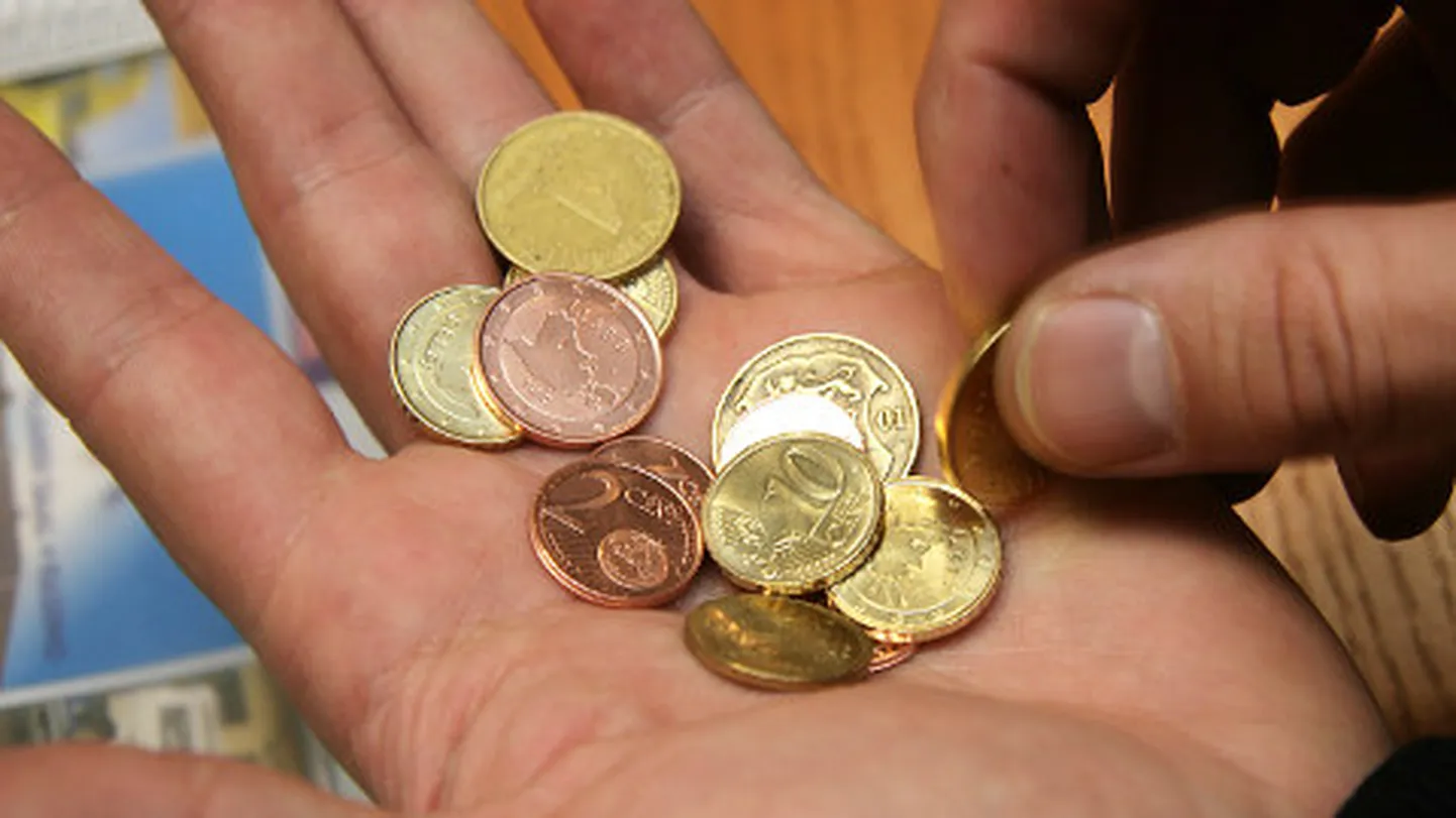 Enamik töölkäivatest idavirulastest peab pärast tulumaksu mahaarvamist kuus toime tulema  kõigest 400 euroga.