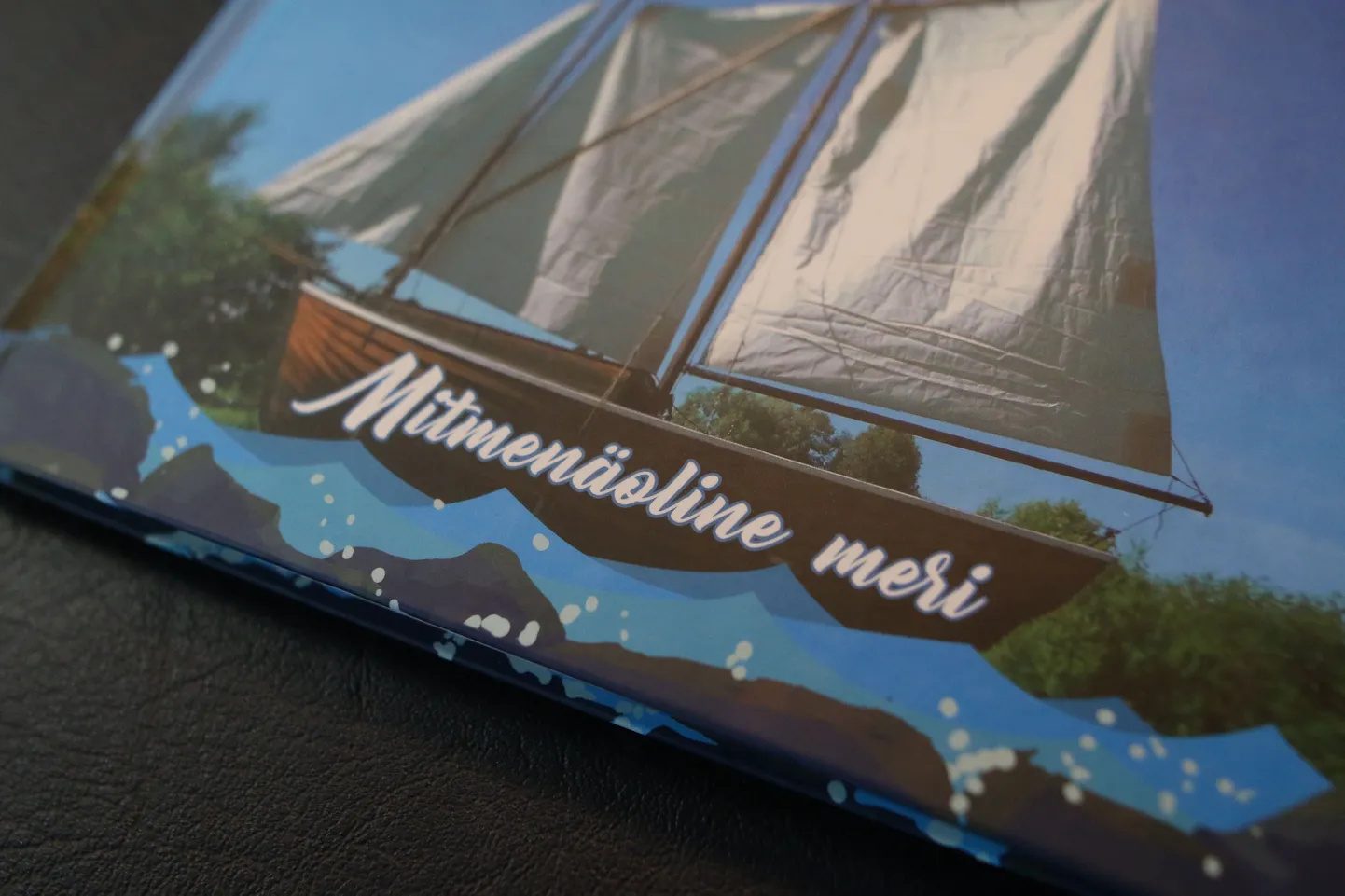 Kabli külaseltsi juhatuse liige Malle Alunurm kinkis loomekonkursil "Meri" osalenutele vastvalminud raamatu "Mitmenäoline meri", milles on õpilasautorite tööd.
