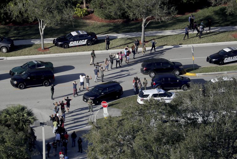 Õpilaste evakueerimine Floridas Parlandis asuvast koolist, kus leidis aset tulistamine