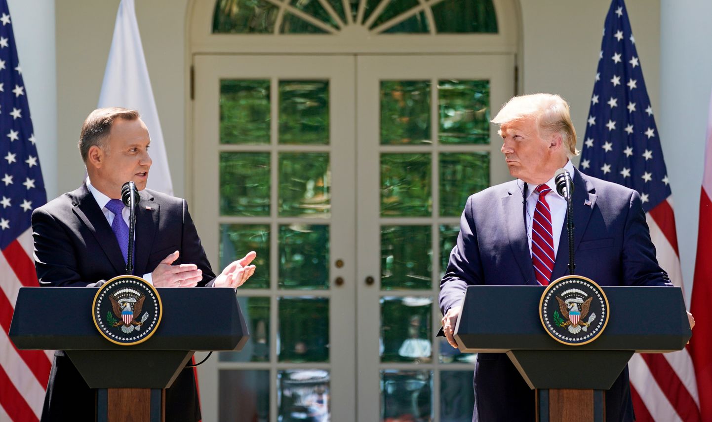 Poola president Andrzej Duda (vasakul) ja USA president Donald Trump (paremal) juunis Valge maja aias pressikonverentsil.