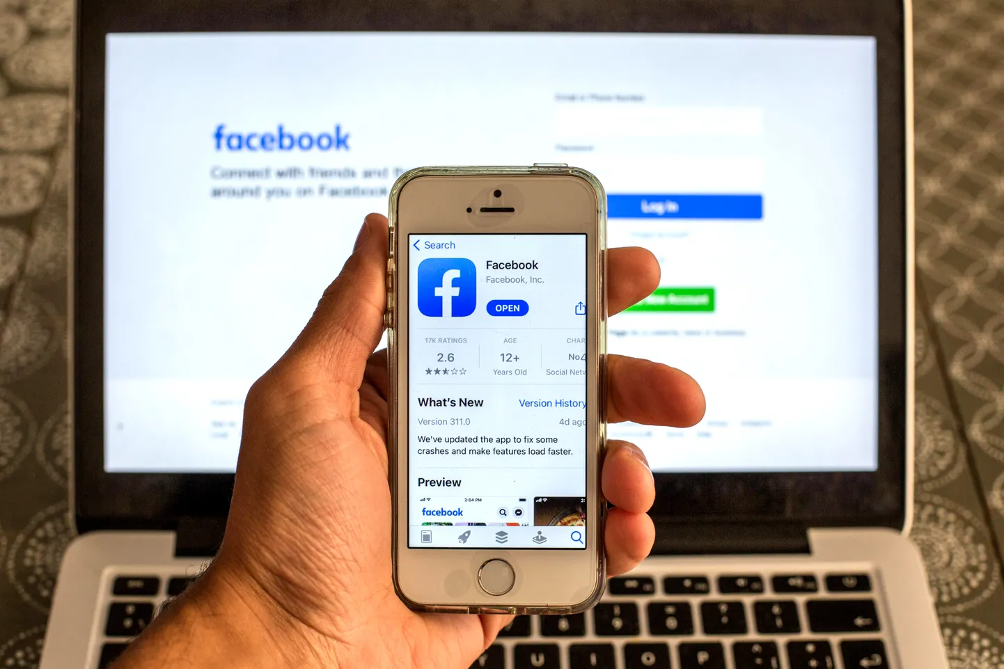 Facebook arvutis ja telefonis.