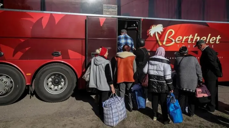 Люди у автобуса.