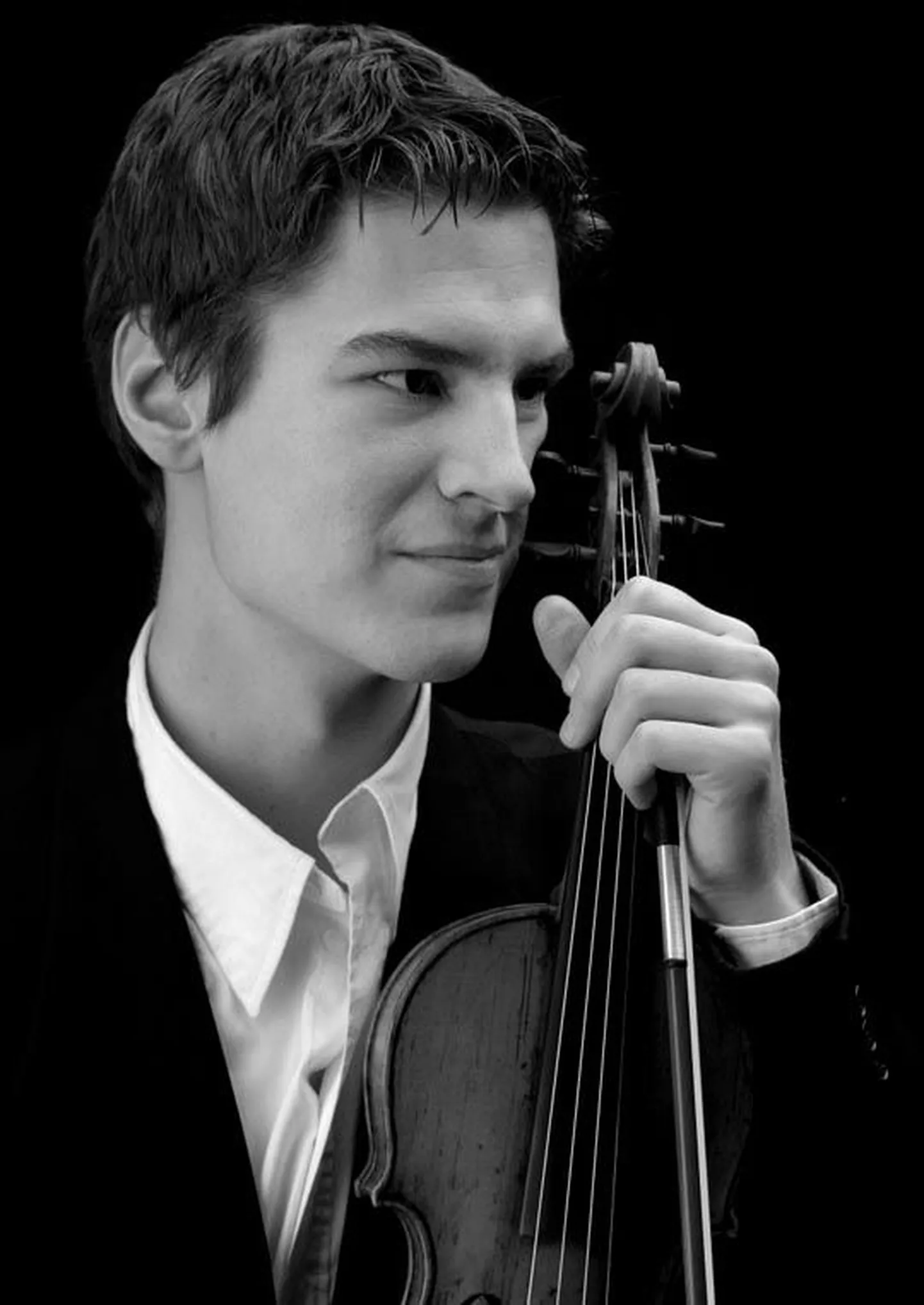 Kontserttuuril "Eesti mõisad 2009" mängib viiulit Andres Kaljuste.