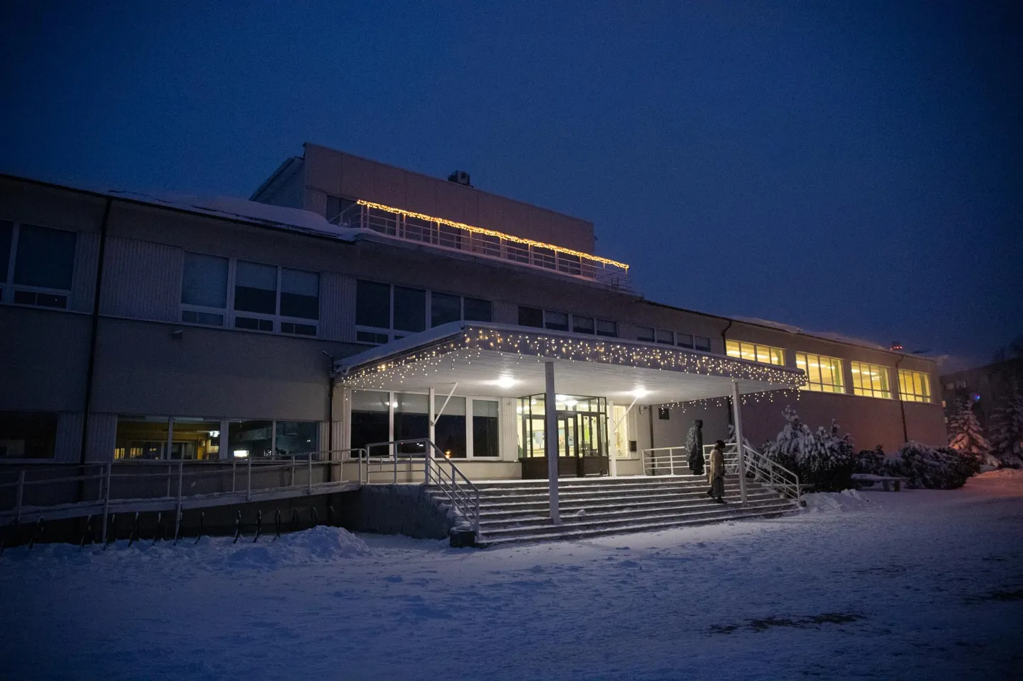 Maakonna suurim kool, Rakvere reaalgümnaasium tähistab 48. sünnipäeva. Vilistlaspidu loodetakse korraldata aasta pärast kevadel, kui lendu läheb kooli gümnasistide viimane lend.