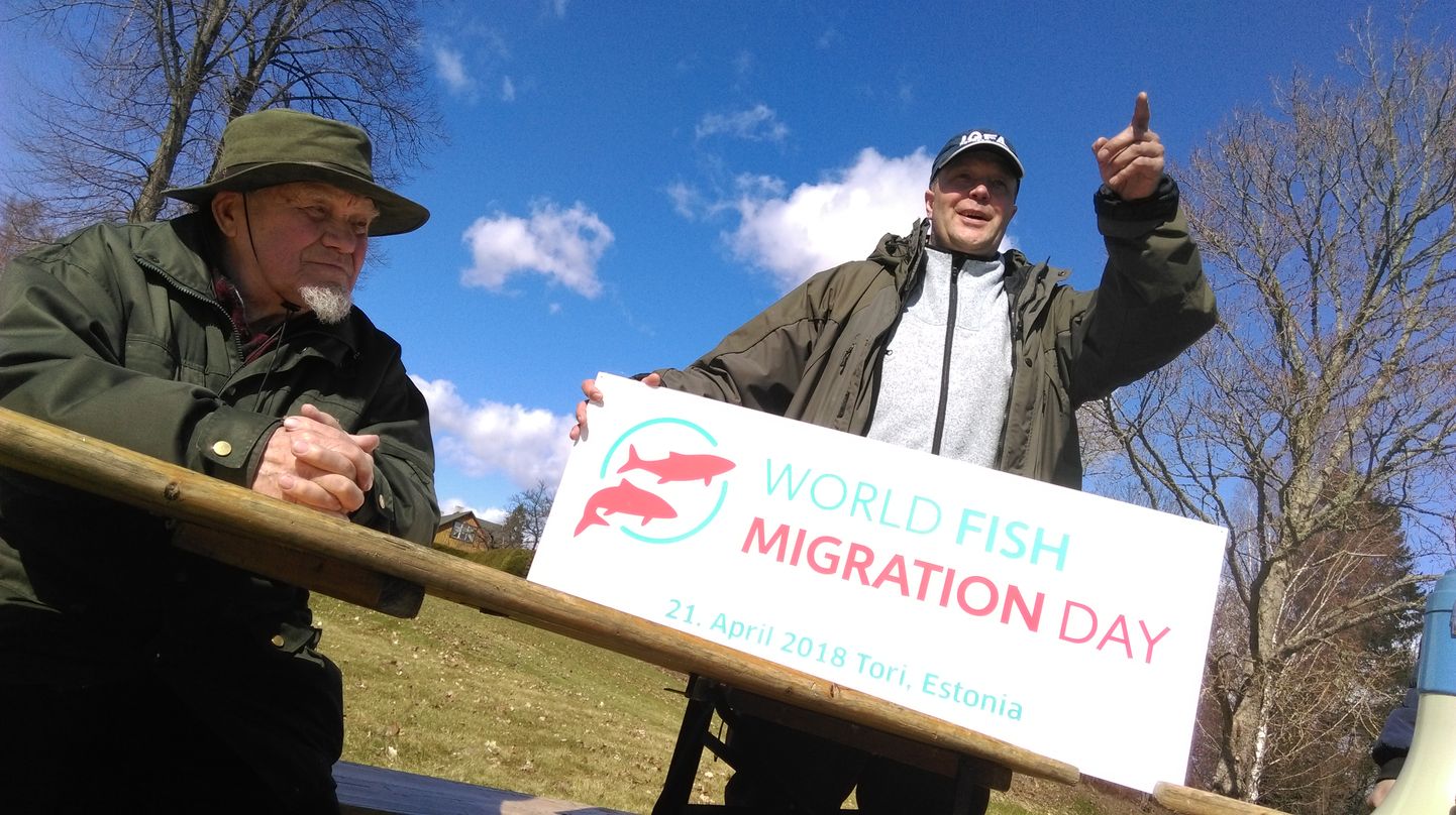 Endrik Tõnsberg hoiab käes kalade vaba liikumise päeva plakatit.