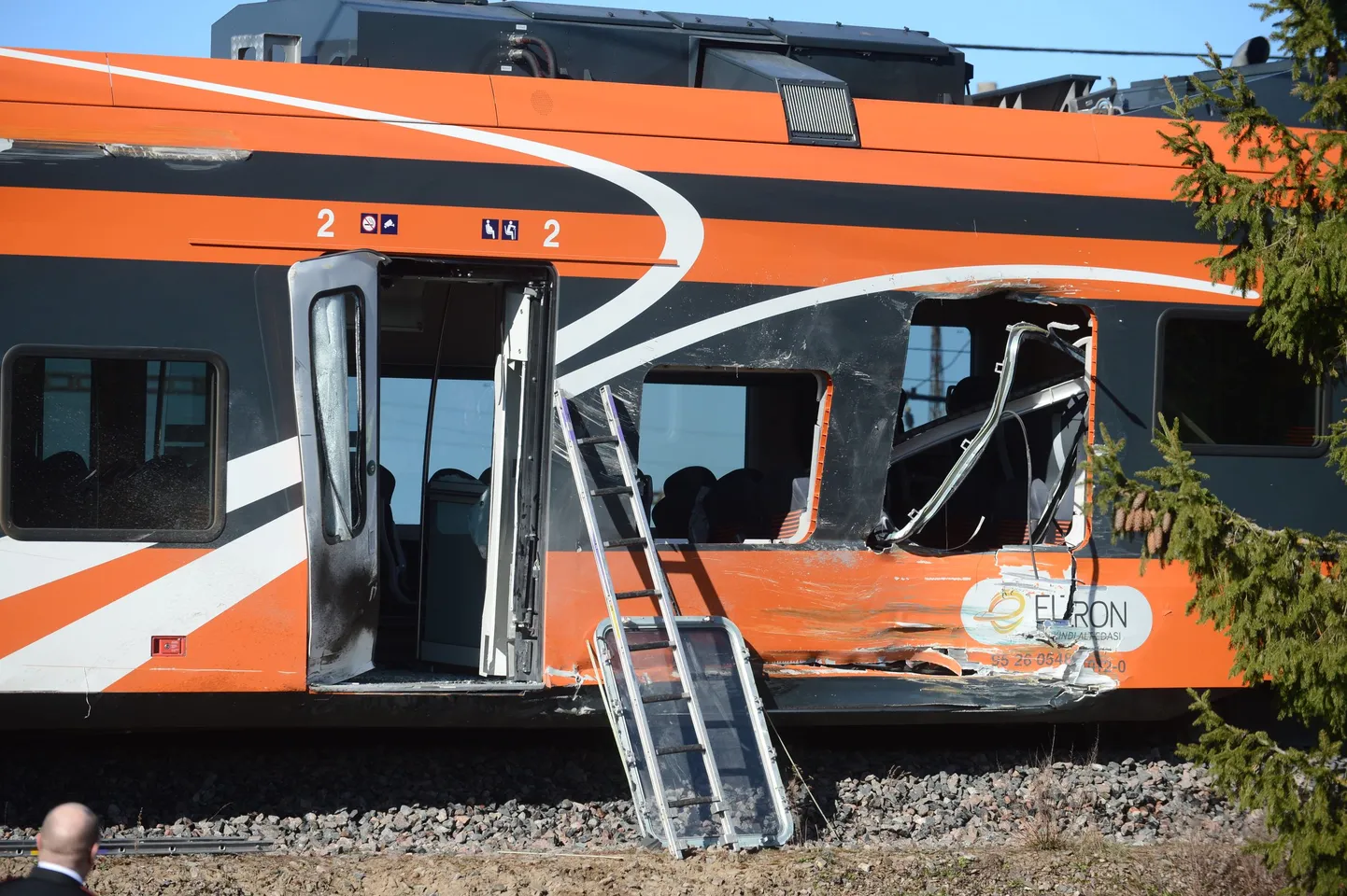 Место cтолкновения поезда и грузовика на переезде в Раазику 16 апреля 2014 года.