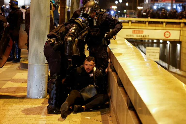 Politsei vahistab pildil parasjagu üht noort Pariisi kesklinnas.