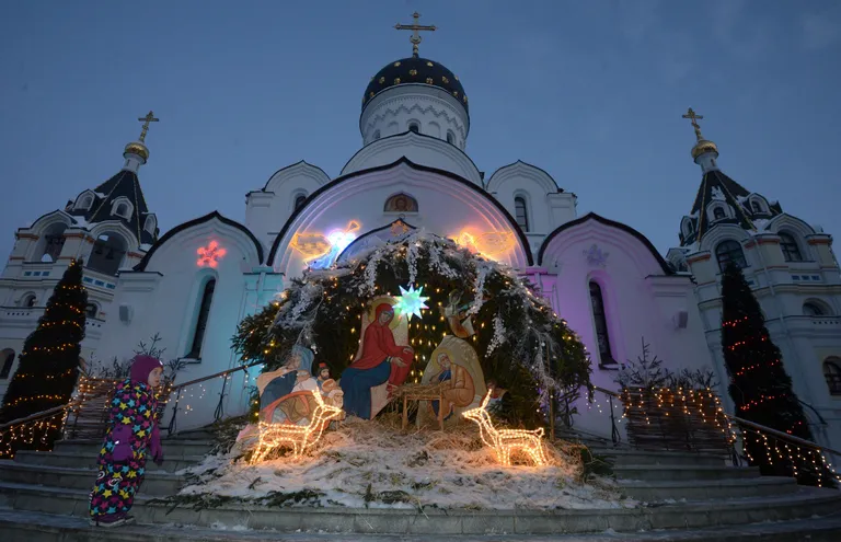 Minski õigeusukirik, mille ees on jõulustseen
