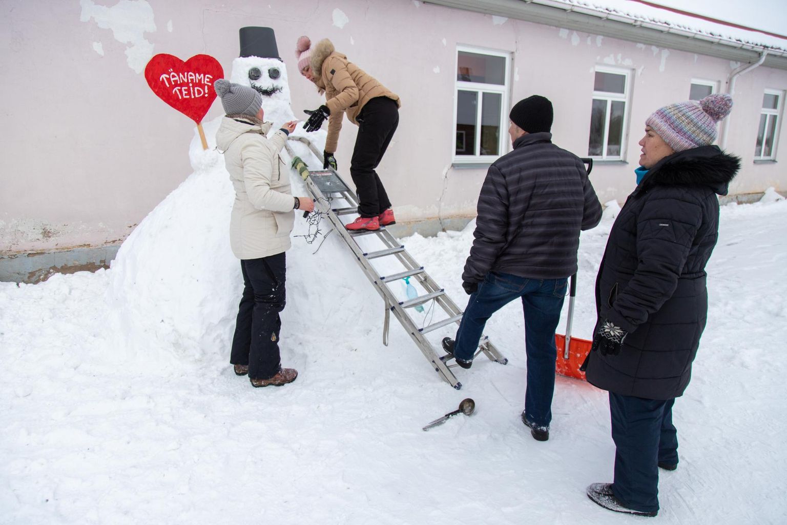 Rahvamajade juhatajad ehitasid eile esimese kolmest suurest lumememmest, kes avaldab raskel ajal inimestele tänu ja annab lootust.
