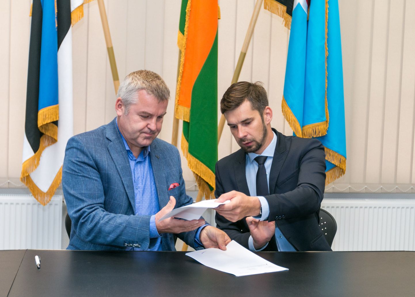 Tõrva linnapea Maido Ruusmann ja AS Merko Ehitus Eesti välisvõrkude osakonna juhataja Leino Lootus allkirjastasid peatöövõtulepingu keskväljaku ehitamiseks.