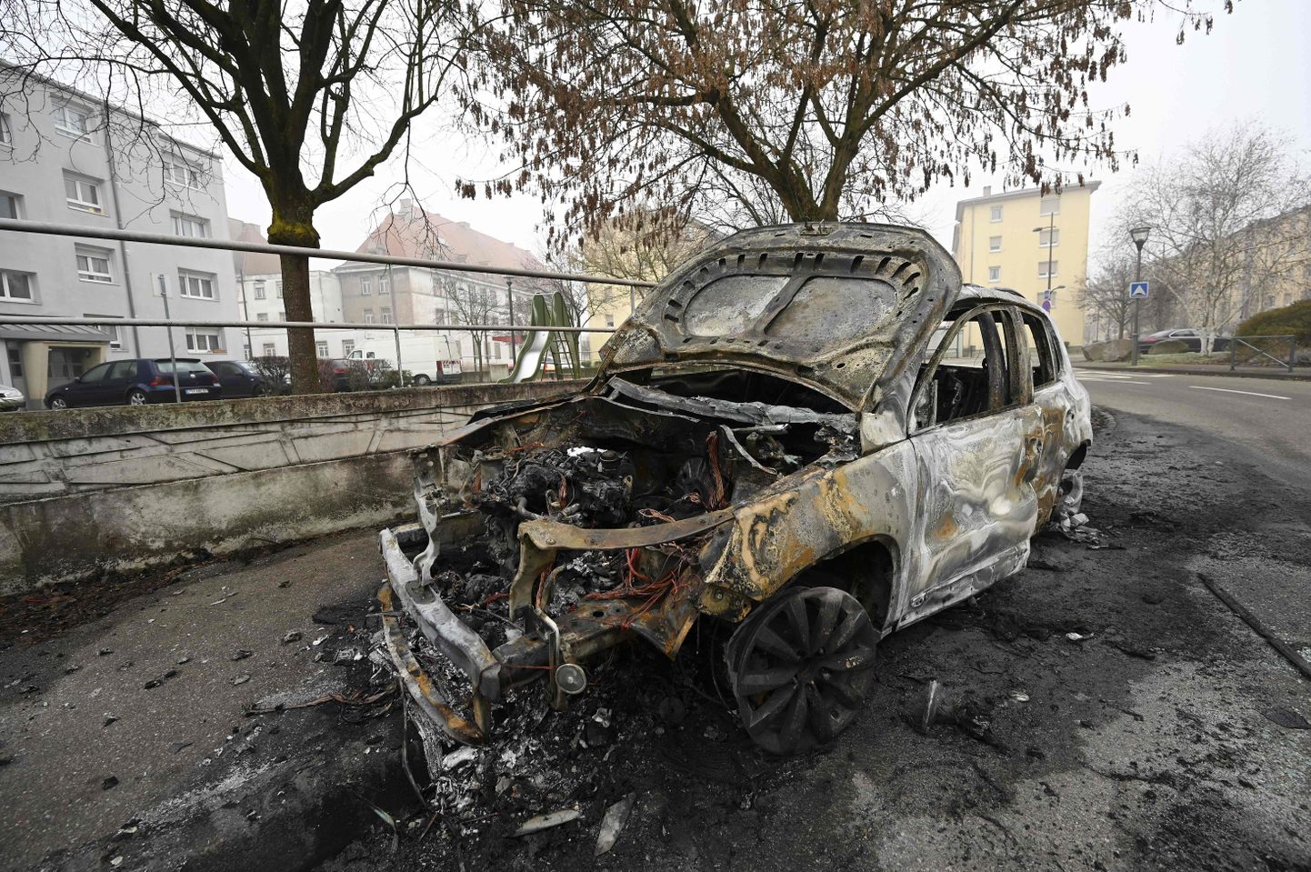 Сожженная машина в Страсбурге.