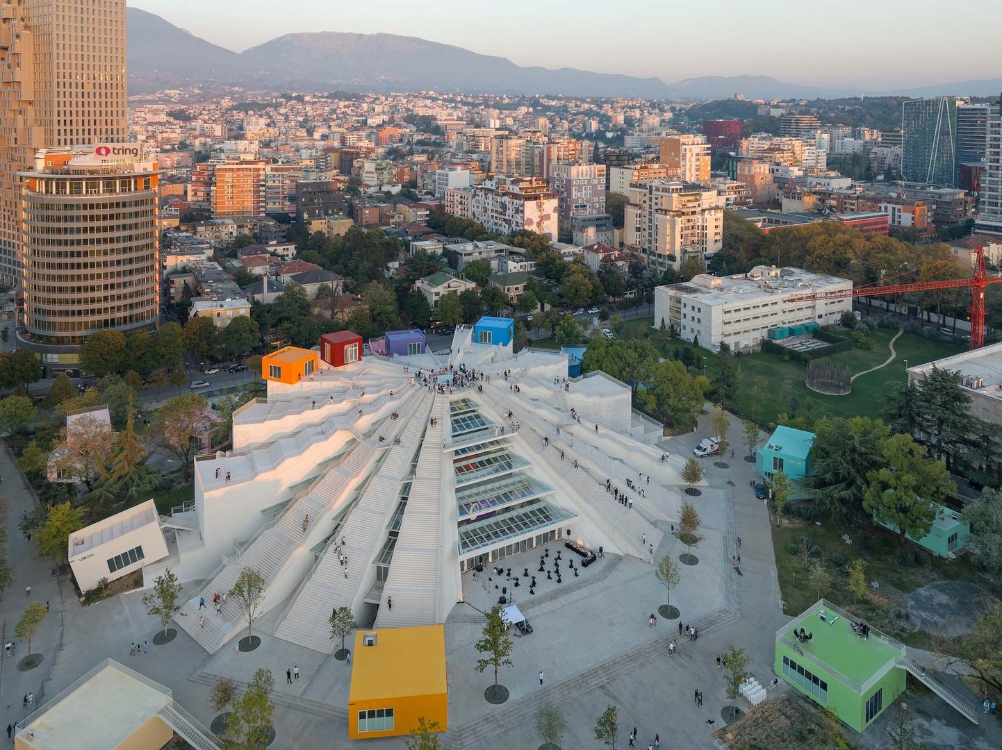Renoveeritud Tirana püramiid.