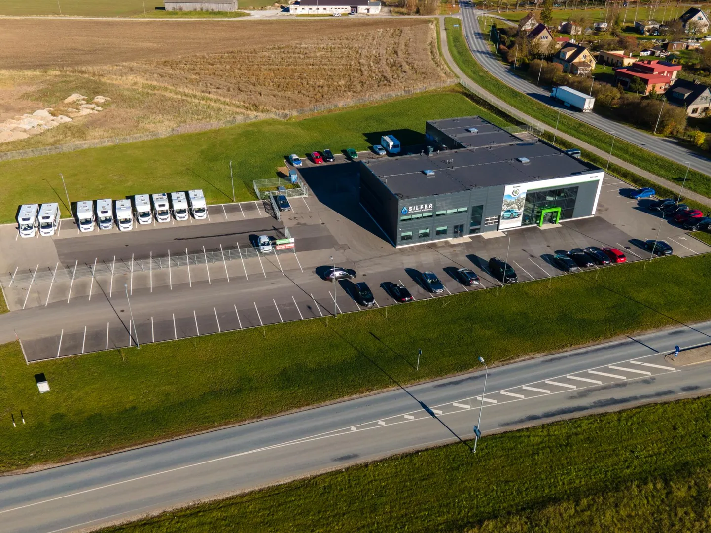 Škoda Rakvere kasutatud autode platsil haigutab tühjus – peaaegu kõik, mis müüki jõuab, leiab omaniku.