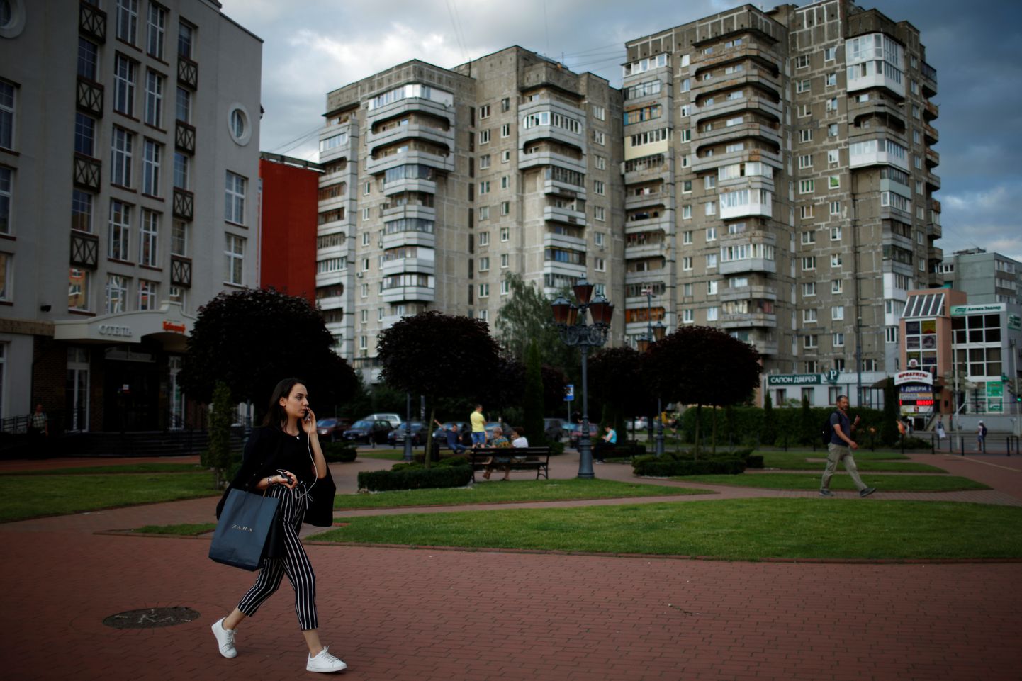 Inimesed kõnninvad Kaliningradi tänaval