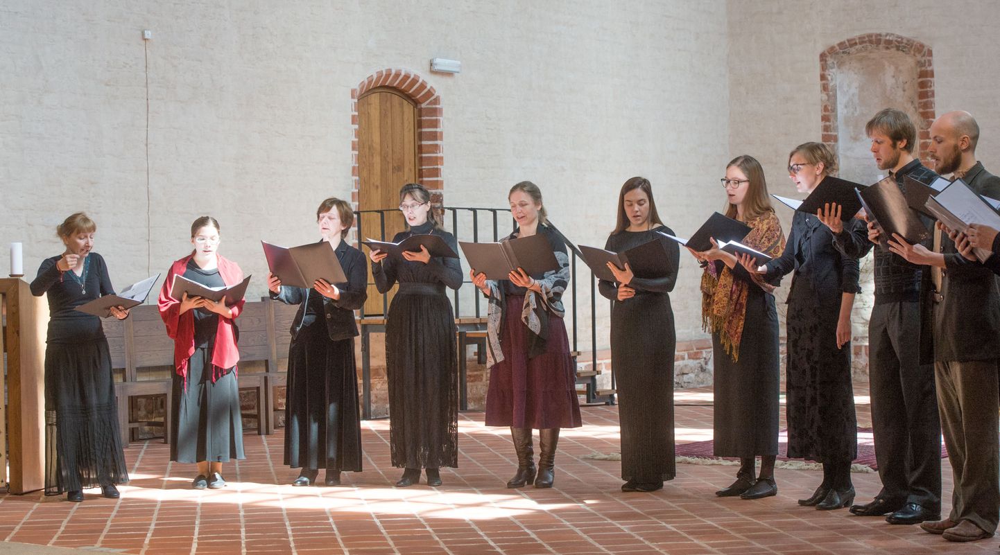 Schola Gregoriana Tartuensis laulis 9. mail Jaani kiriku muusikalises veerandtunnis.