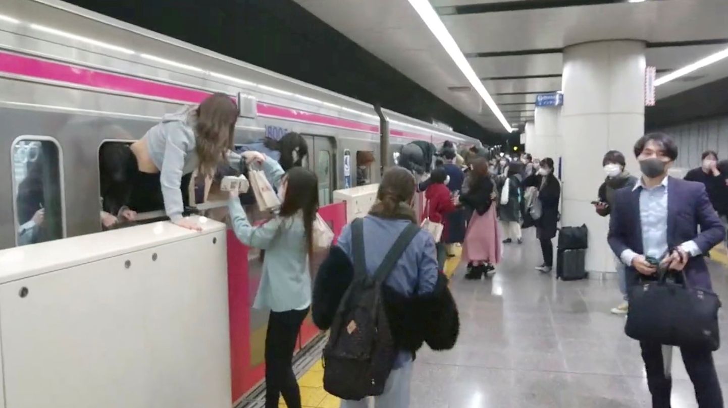 Rünnaku järel rongiakendest pagevad inimesed Tokyos.