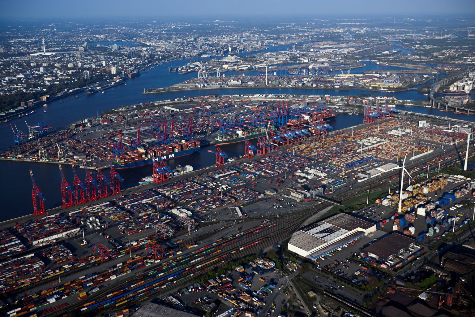 Hamburgi konteineriterminal linnulennult 27. aprillil 2022.