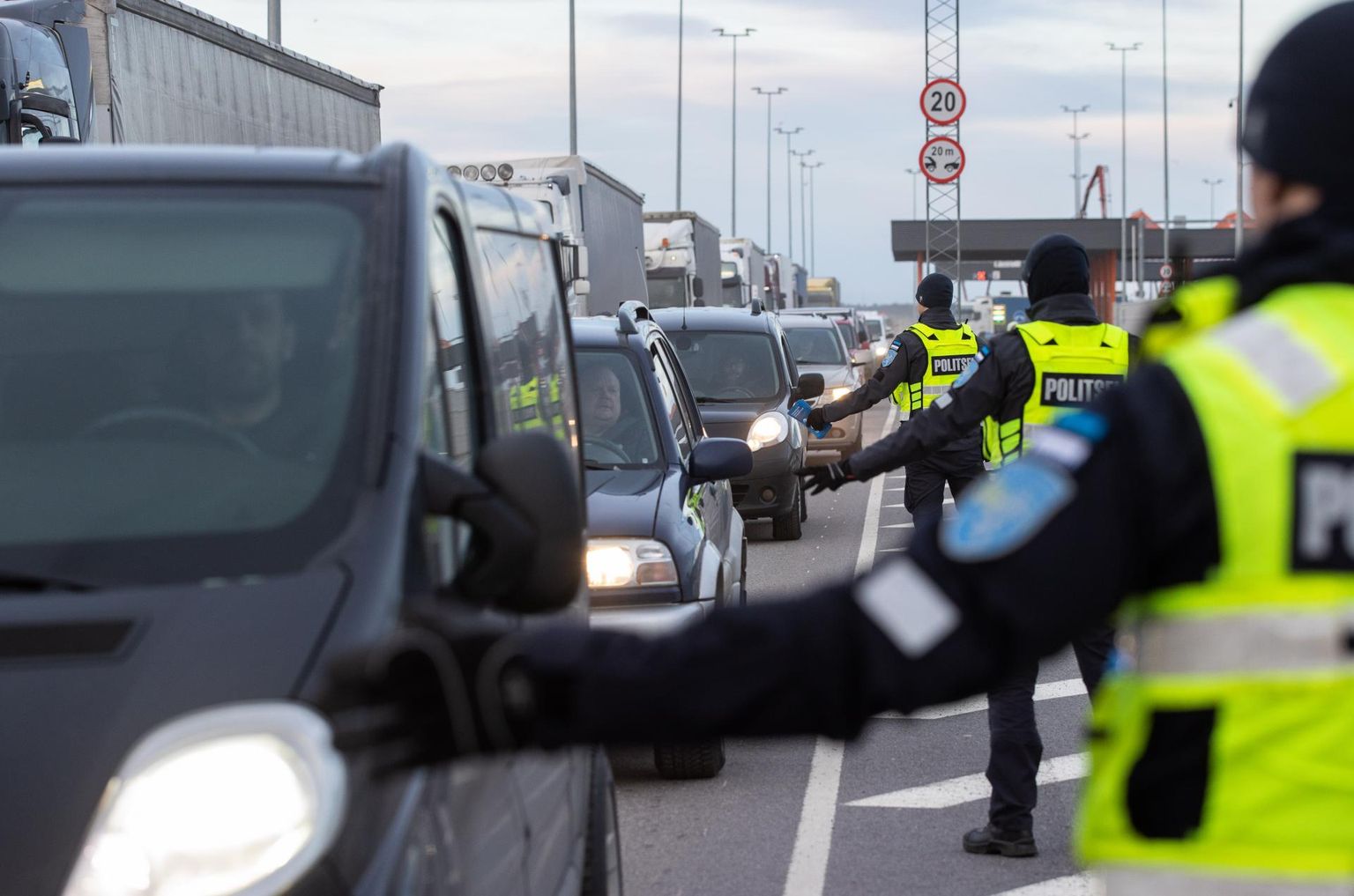 Полиция раздает в Таллиннском порту водителям инфолистки о коронавирусе.
