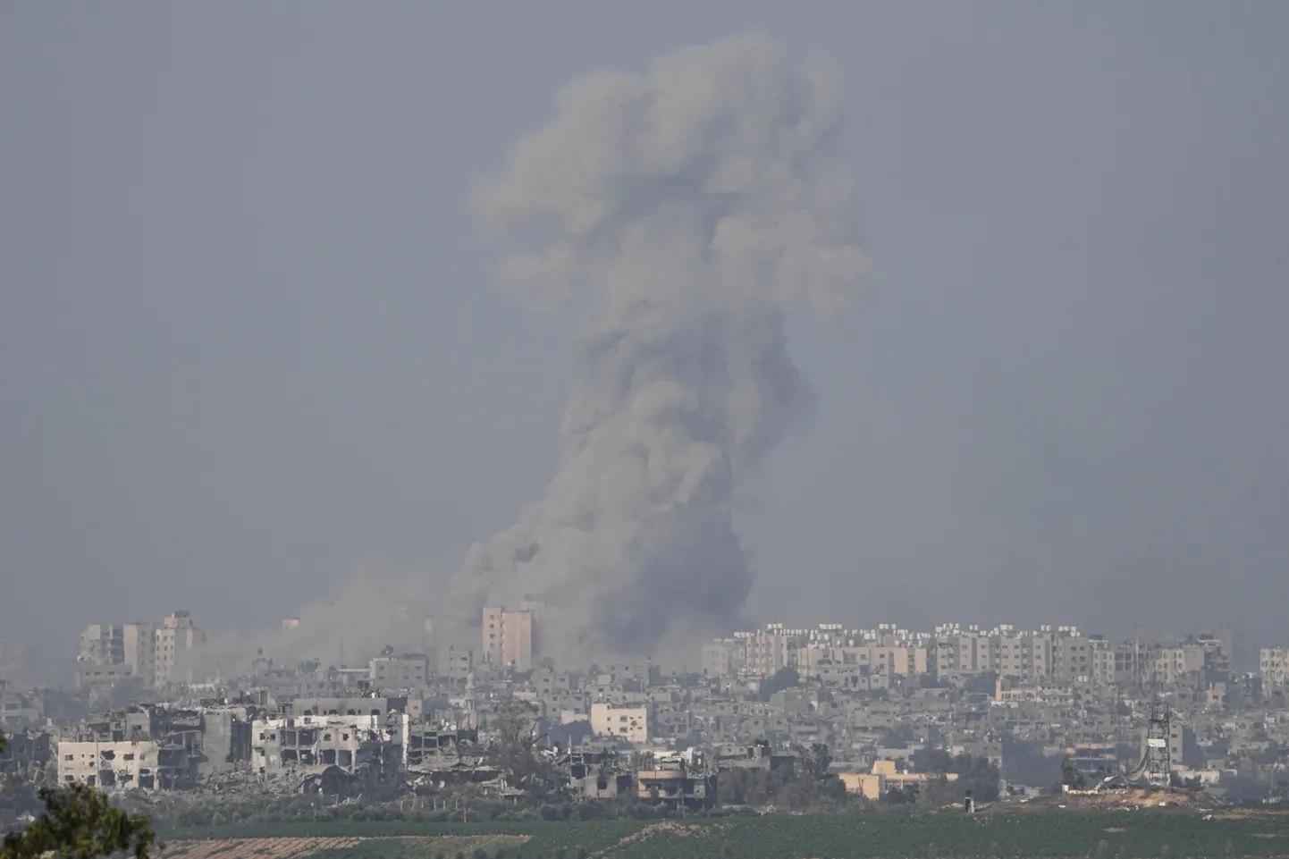 Suitsupilv täna hommikul Gaza kohal.