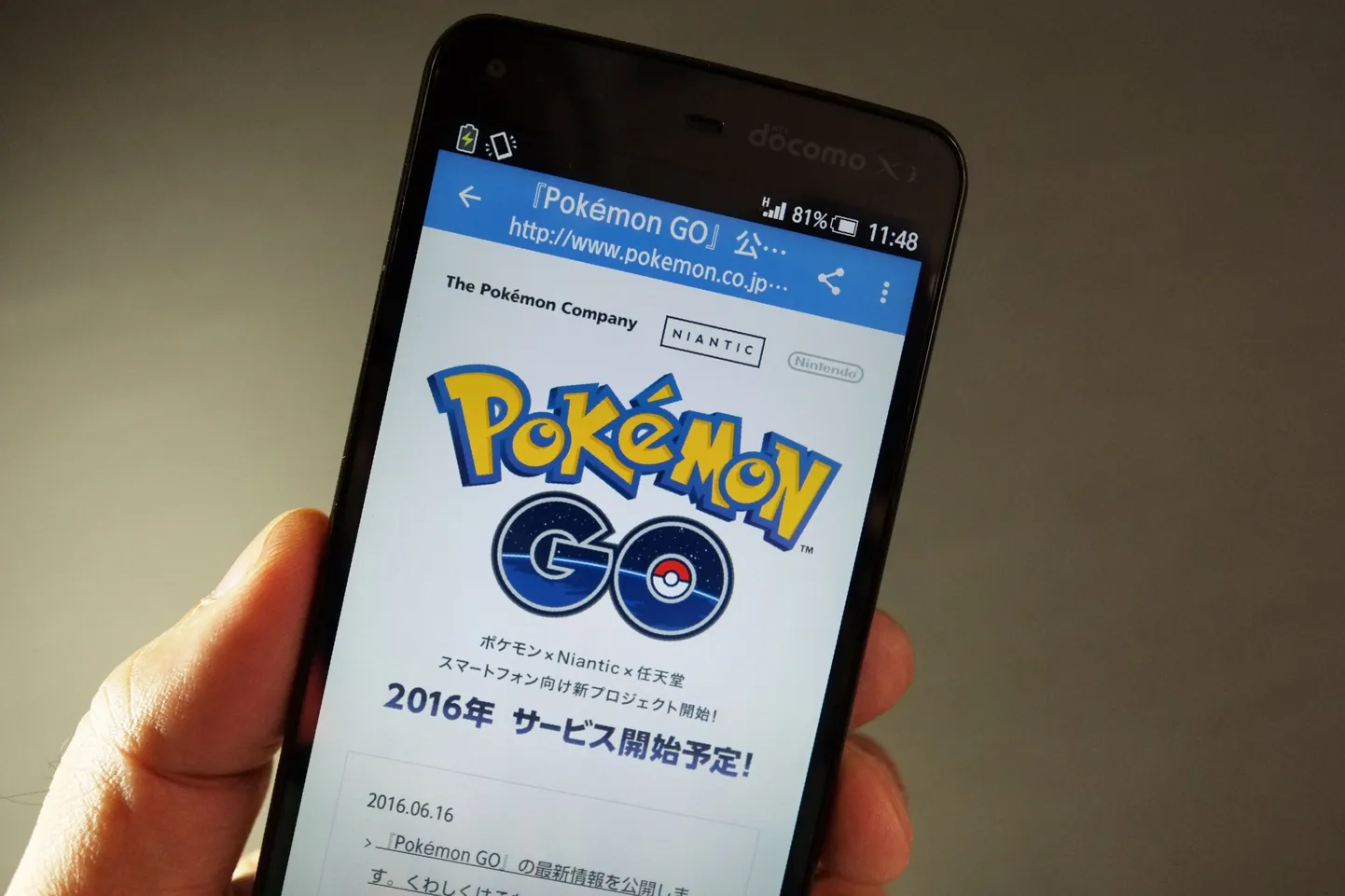 Pokémoni ametlik kodulehekülg telefoniekraanil.