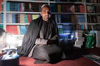 Ezatullah Zawab oma raamatute keskel, mida keegi ei osta enam.