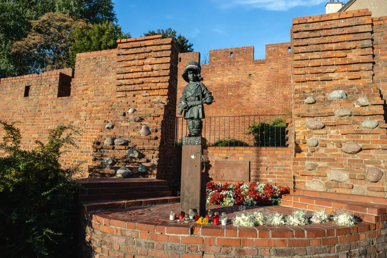 Мемориал Варшавского восстания с изображением ребенка-солдата.