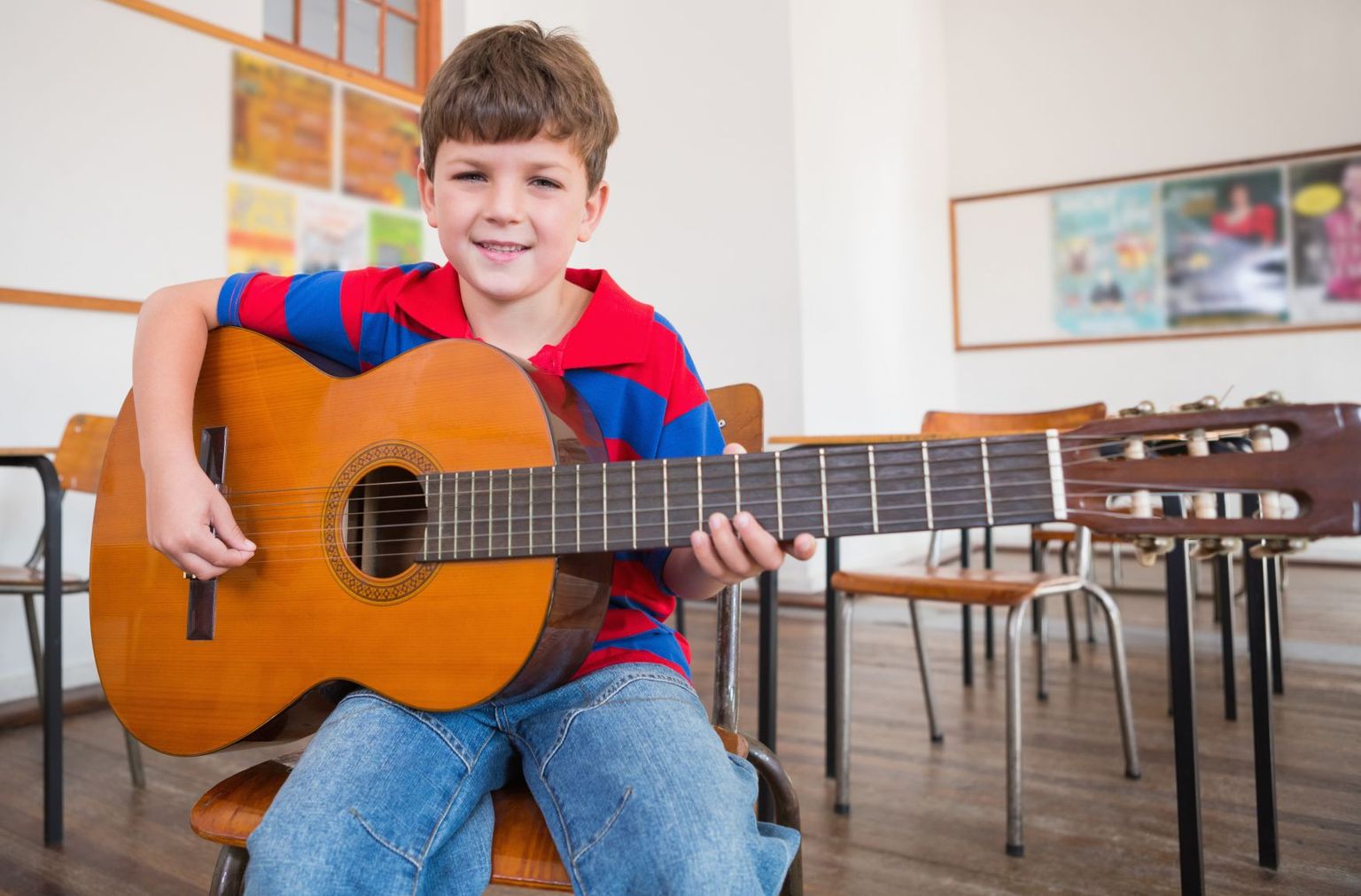 Ребенок с гитарой. Фото иллюстративное
