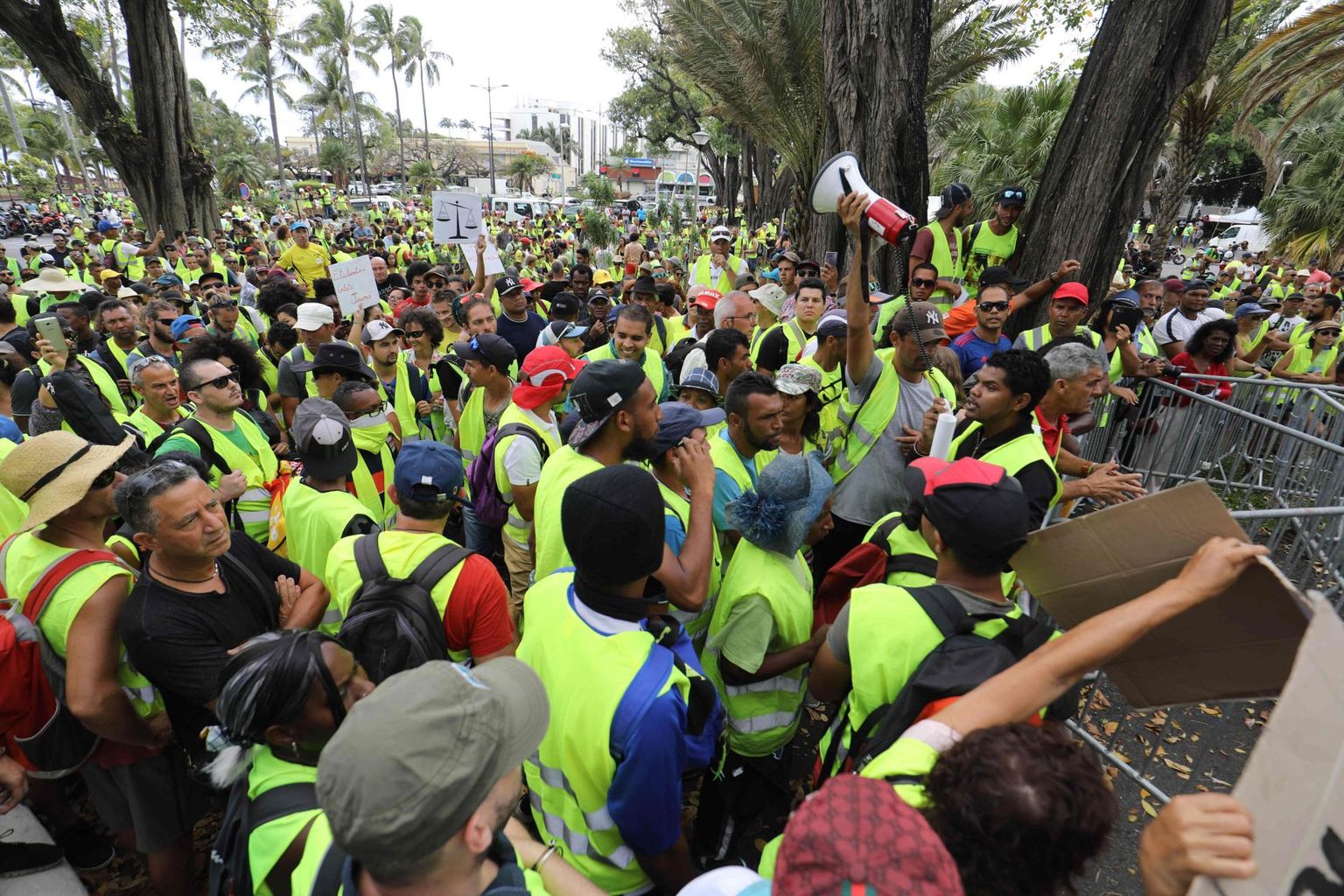 Kollastes vestides kütusehinna ja elukalliduse tõusu vastu protestijad sulgesid Prantsusmaa meretagusel territooriumil Réunioni saarel liikluse.