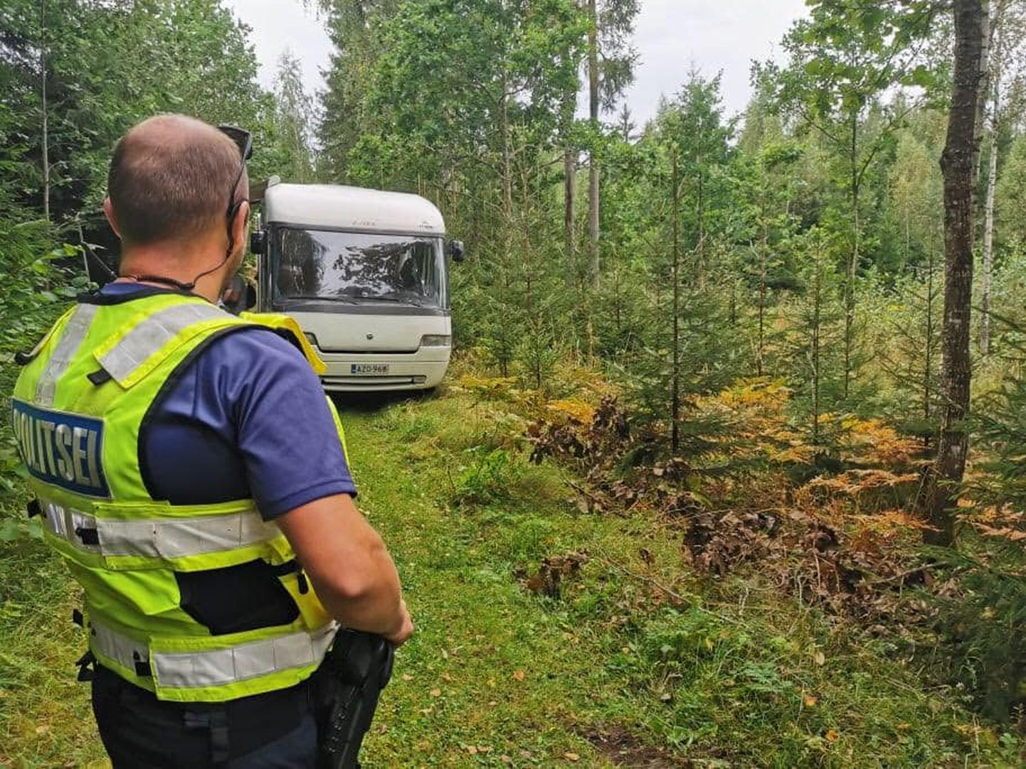 Politseinikud avastasid eile Elvast metsateelt kohaliku elaniku vihje peale matkabussi, kus viibis sees kolm salajast rallituristi.