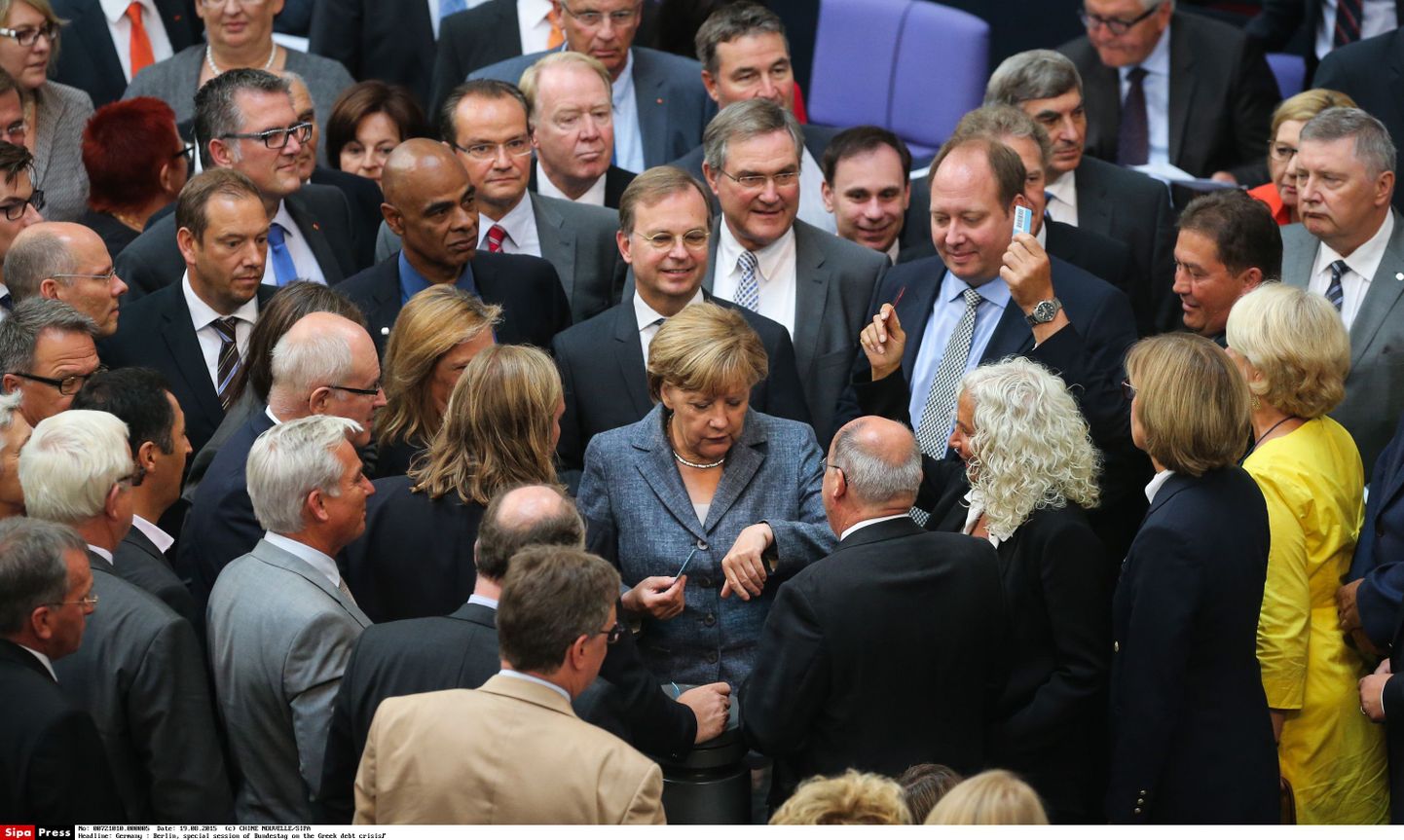 Saksamaa liidukantsler Angela Merkel Bundestagi saadikute keskel enne Kreeka abipaketi hääletust.