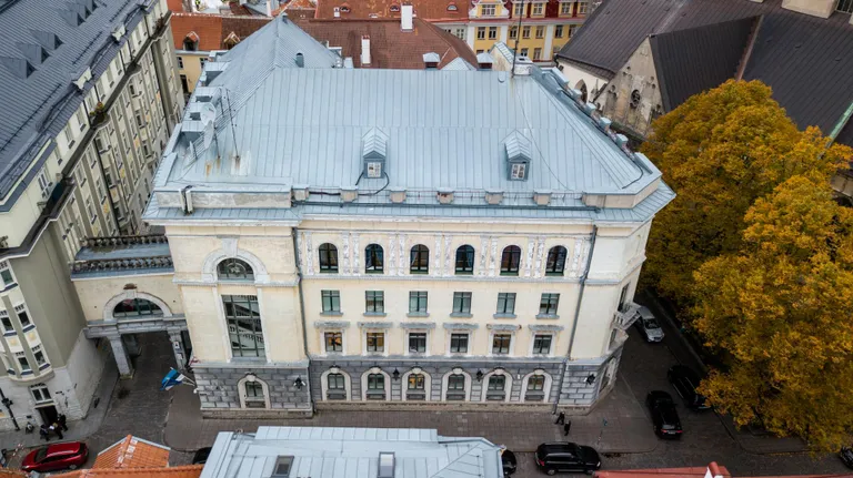 Vanalinnast on lahkunud majandus- ja kommunikatsiooniministeerium, Suur-Kloostri tänavalt Kunstiakadeemia osakond, peatselt lähevad Georg Otsa muusikakool ja Balletikool, avalikult on rääkinud lahkumisplaanidest Loodusmuuseum ja Kaitseliit, samuti siseministeerium (pildil).