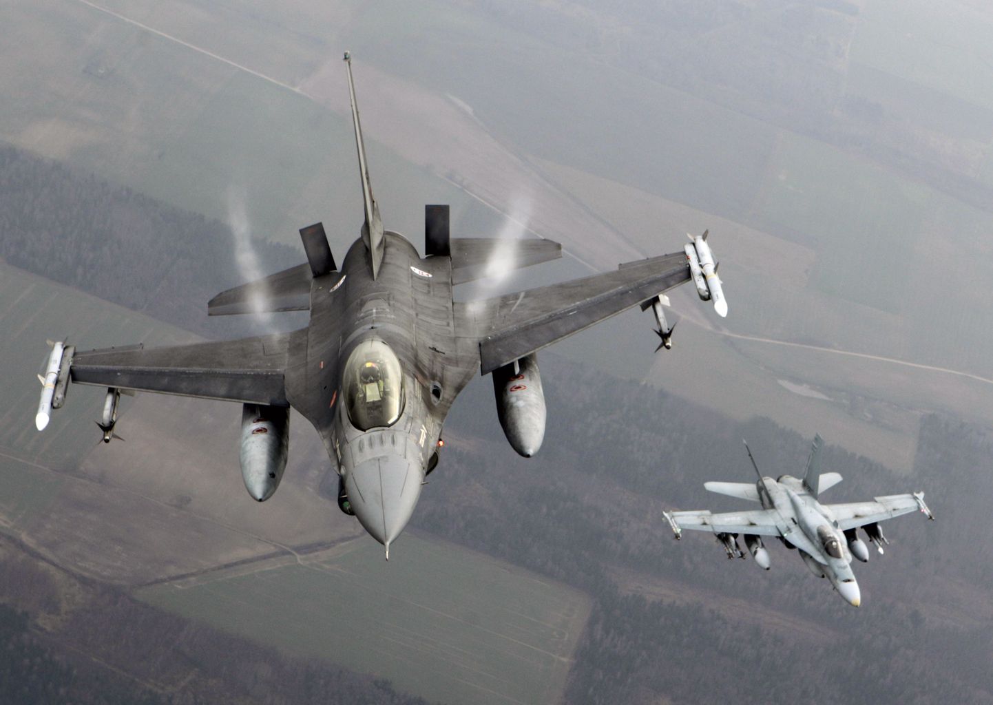 Portugali õhuväe hävitaja F-16 ja Kanada õhuväe hävitaja CF-18 Balti õhuruumi kohal patrullimas. Illustratiivne foto.